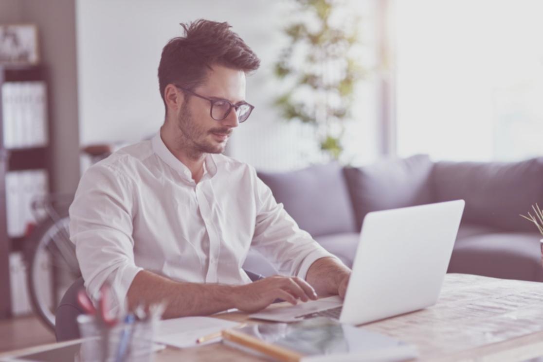 Análisis SEO en pantalla con gráficos de rendimiento